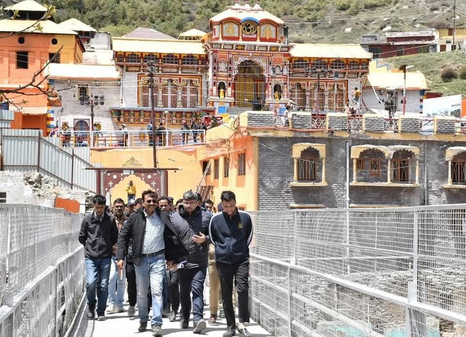 मुख्य सचिवआनन्द बर्द्धन ने आज बदरीनाथ धाम पहुँचकर धाम में मास्टर प्लान के तहत चल रहे कार्यों का निरीक्षण किया-Newsnetra 4 fb img 17456715717011911668222994960748