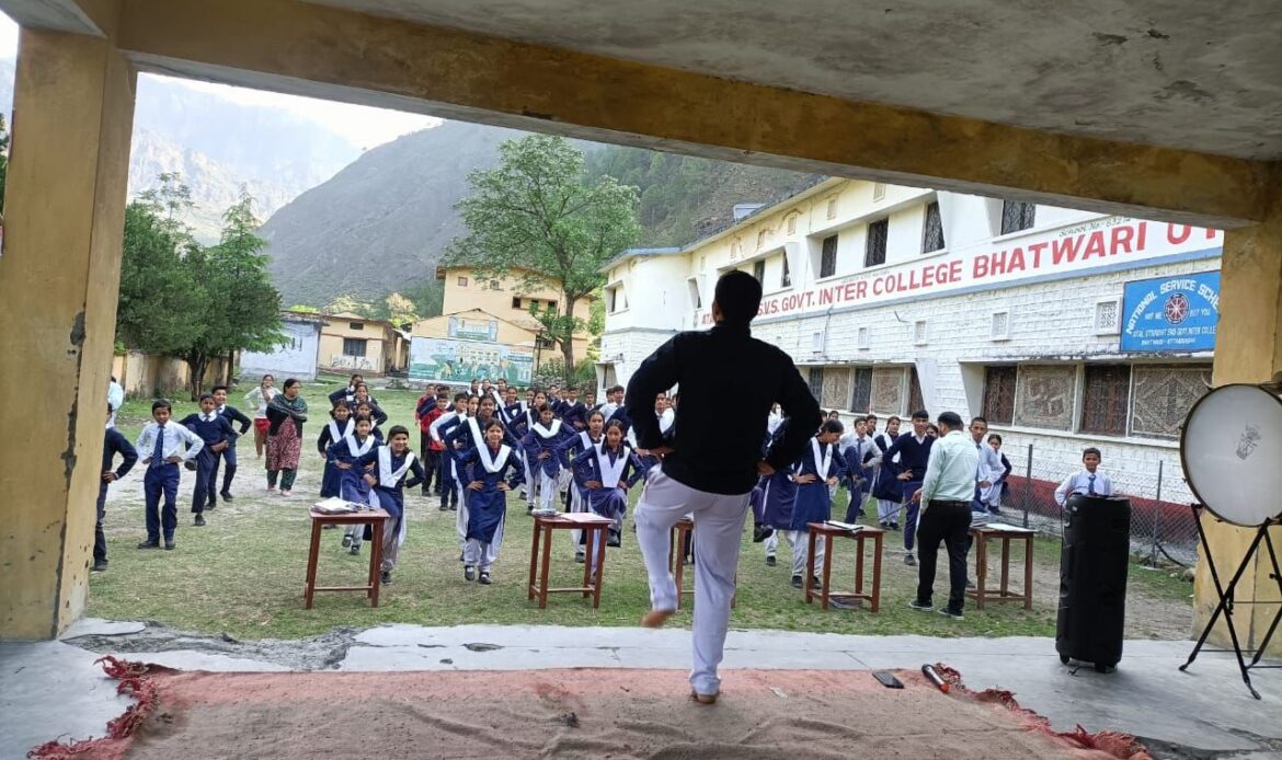 उत्तरकाशी में निःशुल्क योग एवं ध्यान शिविर का आयोजन, विद्यालय में शिक्षक-छात्रों ने किया योग अभ्यास-Newsnetra 6 img 20250425 wa00069020378001206798658