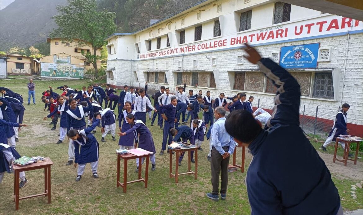 उत्तरकाशी में निःशुल्क योग एवं ध्यान शिविर का आयोजन, विद्यालय में शिक्षक-छात्रों ने किया योग अभ्यास-Newsnetra 4 img 20250425 wa00085262739738704544821