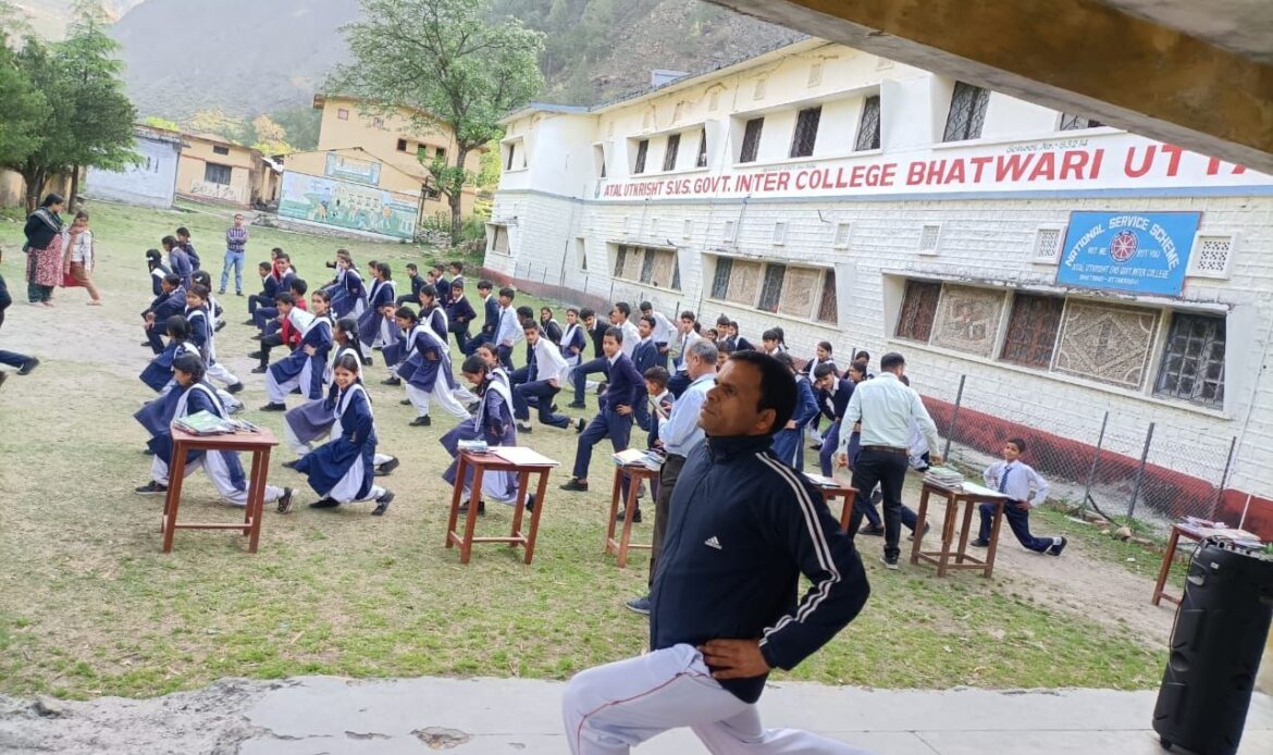 उत्तरकाशी में निःशुल्क योग एवं ध्यान शिविर का आयोजन, विद्यालय में शिक्षक-छात्रों ने किया योग अभ्यास-Newsnetra 5 img 20250425 wa00108598788228265564469