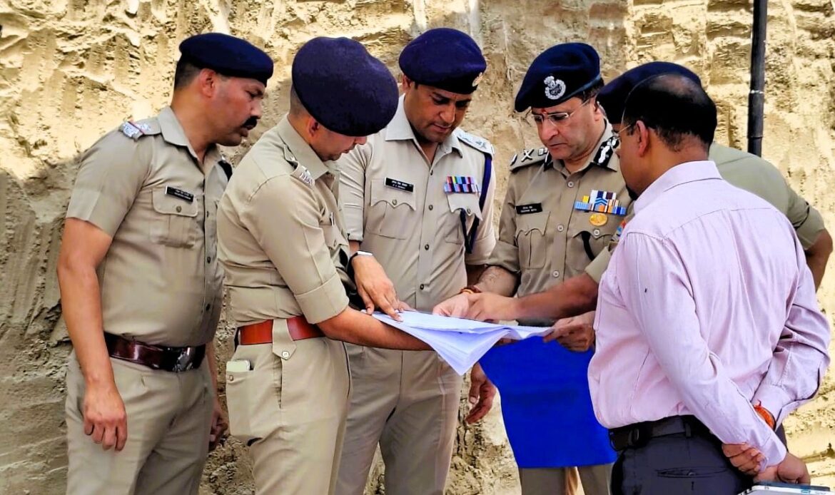 चार धाम यात्रा 2025– पुलिस महानिदेशक उत्तराखंड ने ऋषिकेश, मुनि की रेती (टिहरी) स्थित भद्रकाली और हरिद्वार में चारधाम यात्रा व्यवस्थाओं का किया स्थलीय निरीक्षण-Newsnetra 4 img 20250429 wa00386951762470169334068