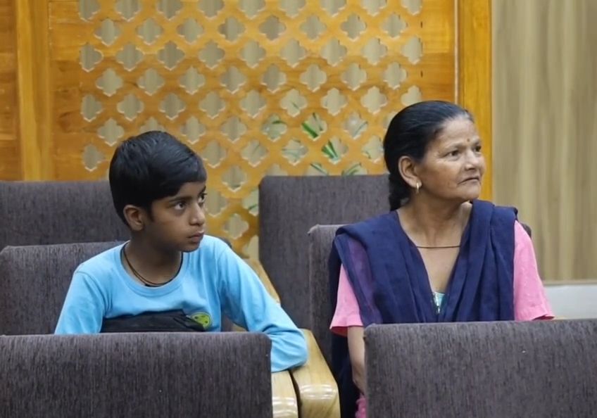 मुख्यमंत्री के संकल्प को साकार करता देहरादून प्रशासन: लाचार मां को मिला सहारा, कृष्णा की शिक्षा और इलाज की पूरी जिम्मेदारी उठाएगा प्रशासन-Newsnetra 4 img 20250429 2220195935928572285764160