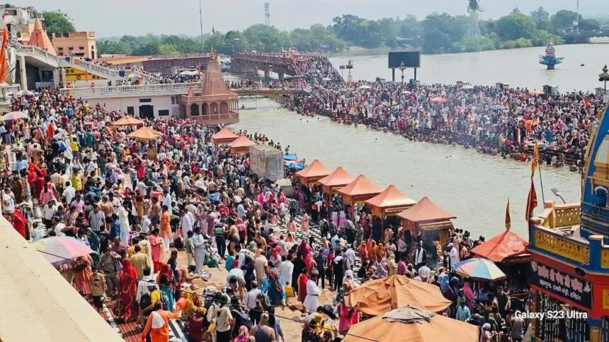 बुद्ध पूर्णिमा के पावन पर्व पर गंगा के घाटों पर उमड़ी श्रद्धा की लहर-Newsnetra 3 FB IMG 1747051949635