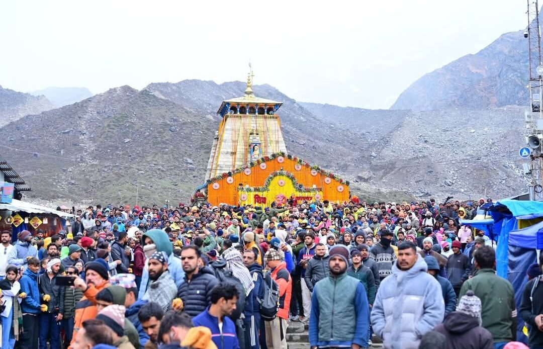 केदारनाथ पहुँची पंचमुखी डोली: जयकारों से गूंज उठी पूरी घाटी, श्रद्धालुओं ने सराहा सरकार का प्रबंध-Newsnetra 4 fb img 17461199386593155413512735882845