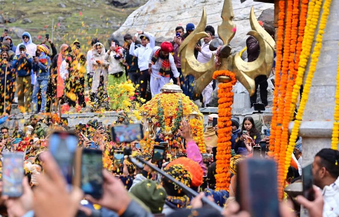 केदारनाथ पहुँची पंचमुखी डोली: जयकारों से गूंज उठी पूरी घाटी, श्रद्धालुओं ने सराहा सरकार का प्रबंध-Newsnetra 7 fb img 17461199412479103010455533041400