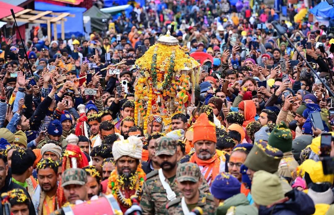 केदारनाथ पहुँची पंचमुखी डोली: जयकारों से गूंज उठी पूरी घाटी, श्रद्धालुओं ने सराहा सरकार का प्रबंध-Newsnetra 6 fb img 1746119943085162158874183698026