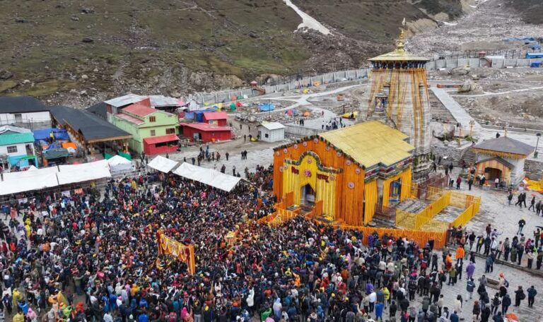 केदारनाथ पहुँची पंचमुखी डोली: जयकारों से गूंज उठी पूरी घाटी, श्रद्धालुओं ने सराहा सरकार का प्रबंध-Newsnetra 5 fb img 17461199456104520785172963247970