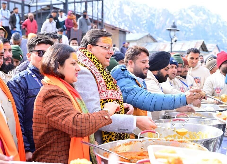 केदारनाथ धाम के कपाट उद्घाटन पर भव्य भंडारा, मुख्यमंत्री धामी ने वितरित किया प्रसाद-Newsnetra 4 fb img 17461710087944118052741738281341