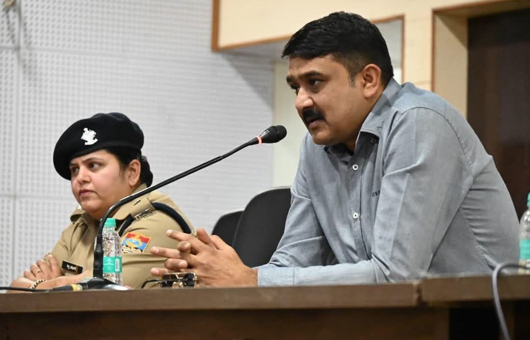 सोशल मीडिया स्कैम, हनी ट्रैप और साइबर ठगी से सतर्क रहने के दिए सुझाव, पुलिस-सेना समन्वय पर जोर-Newsnetra 4 fb img 17468027462452372057590124684059