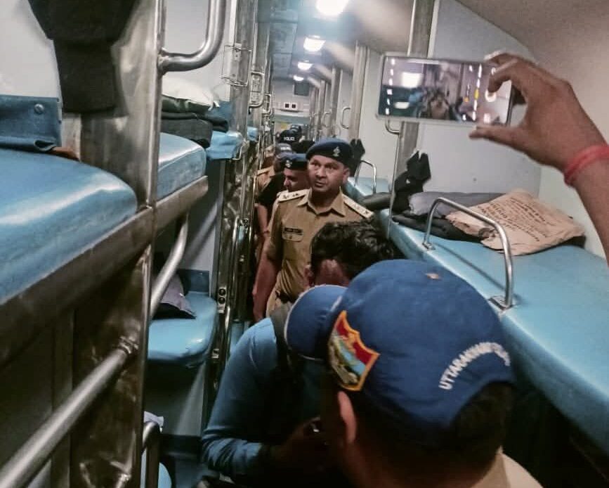 देहरादून रेलवे स्टेशन पर सुरक्षा अलर्ट: पुलिस और सुरक्षा एजेंसियों की सघन चैकिंग अभियान-Newsnetra 9 fb img 17468031511974784304904106903819