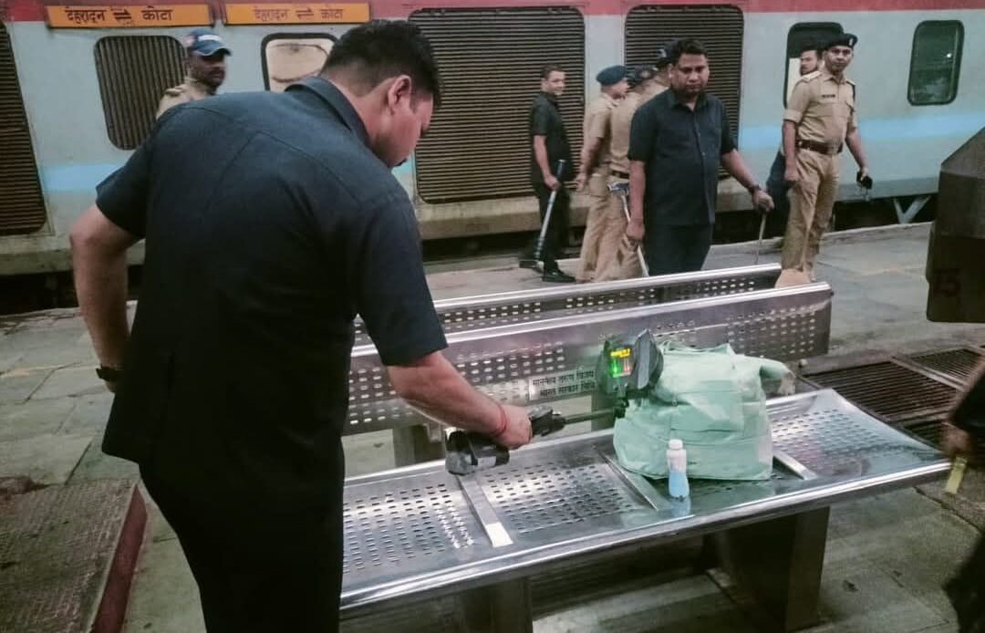 देहरादून रेलवे स्टेशन पर सुरक्षा अलर्ट: पुलिस और सुरक्षा एजेंसियों की सघन चैकिंग अभियान-Newsnetra 8 fb img 17468031565528472545612857880117