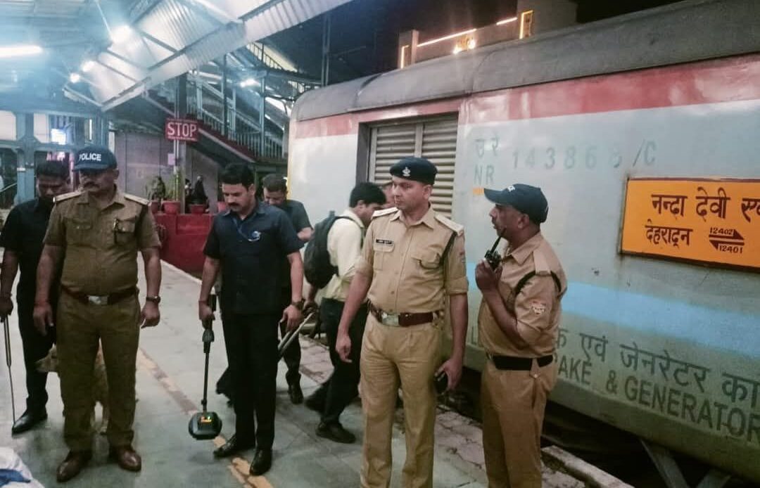 देहरादून रेलवे स्टेशन पर सुरक्षा अलर्ट: पुलिस और सुरक्षा एजेंसियों की सघन चैकिंग अभियान-Newsnetra 7 fb img 17468031583656704120150495885109