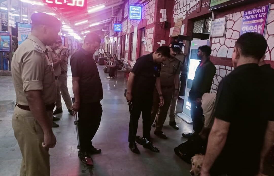 देहरादून रेलवे स्टेशन पर सुरक्षा अलर्ट: पुलिस और सुरक्षा एजेंसियों की सघन चैकिंग अभियान-Newsnetra 4 fb img 17468031688652946084499409059886