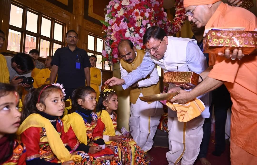 अल्मोड़ा में श्री पीठम् स्थापना महोत्सव: मुख्यमंत्री पुष्कर सिंह धामी ने की पूजा-अर्चना, लिया संतों और कन्याओं का आशीर्वाद-Newsnetra 6 fb img 1747051468223207272323589500612
