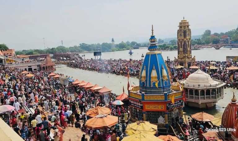 बुद्ध पूर्णिमा के पावन पर्व पर गंगा के घाटों पर उमड़ी श्रद्धा की लहर-Newsnetra 6 fb img 17470519452394048241494473130243