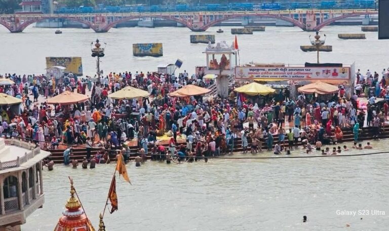 बुद्ध पूर्णिमा के पावन पर्व पर गंगा के घाटों पर उमड़ी श्रद्धा की लहर-Newsnetra 5 fb img 17470519470763603304206633023186