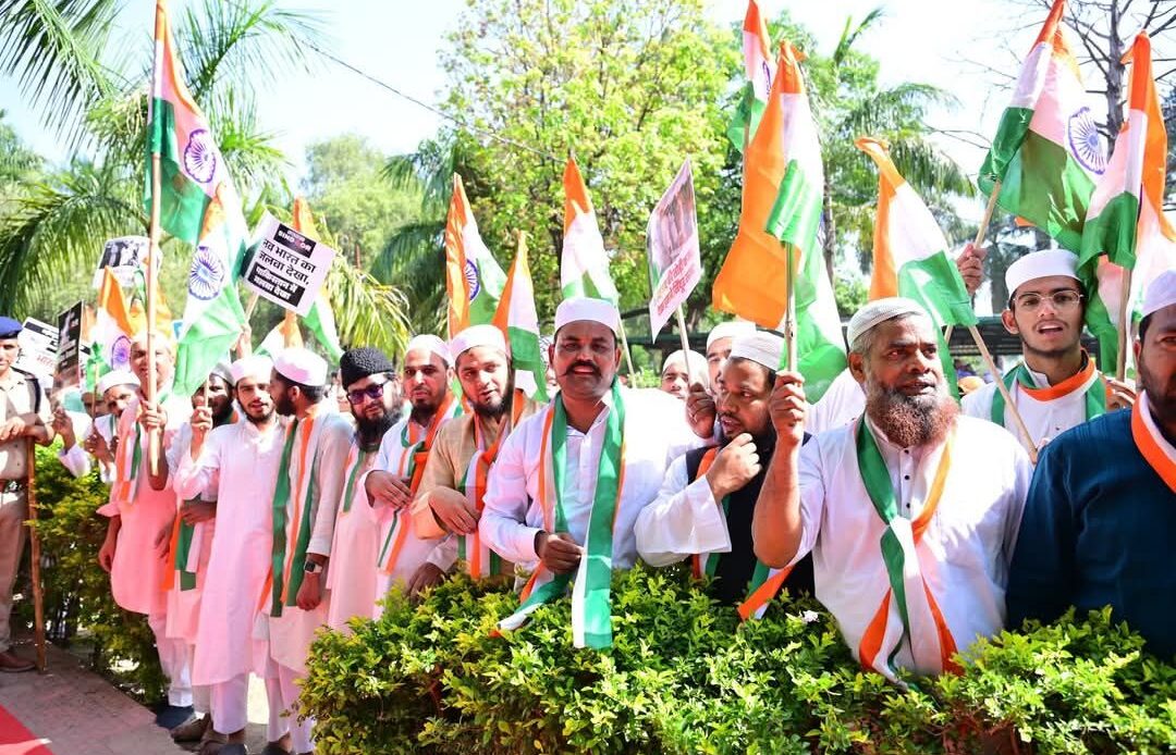 भारतीय सशस्त्र बलों के सम्मान में देहरादून में निकली 'तिरंगा शौर्य सम्मान यात्रा', वीर जवानों को सलाम-Newsnetra 7 fb img 17472347255063717133774044790616