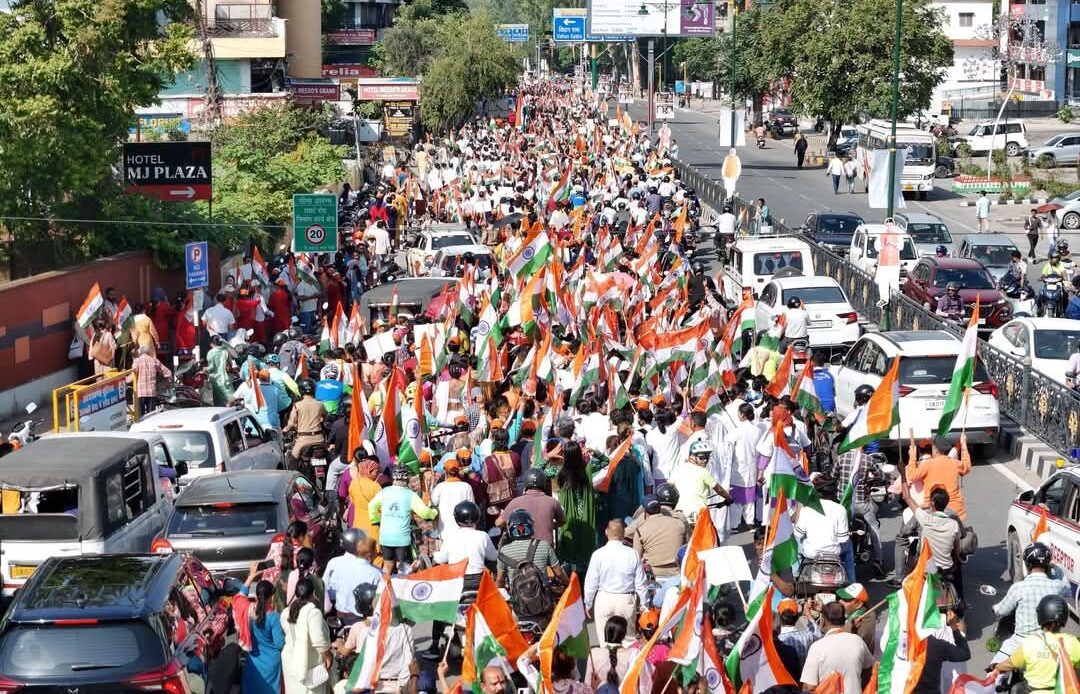 भारतीय सशस्त्र बलों के सम्मान में देहरादून में निकली 'तिरंगा शौर्य सम्मान यात्रा', वीर जवानों को सलाम-Newsnetra 6 fb img 17472347275179035036574241076728