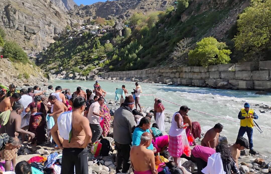 चमोली जिले की सीमा पर स्थित गांव माणा के केशव प्रयाग में 12 वर्षों बाद विधि विधान के साथ पुष्कर कुंभ का आयोजन शुरु-Newsnetra 4 fb img 1747319841979682033443076029356