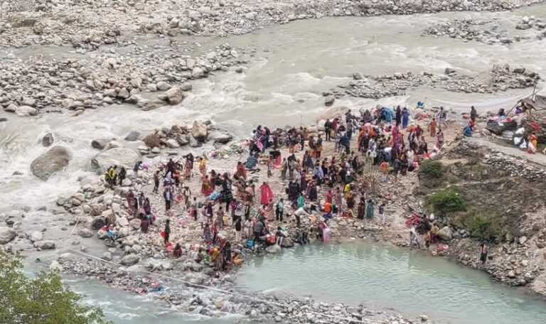 चमोली जिले की सीमा पर स्थित गांव माणा के केशव प्रयाग में 12 वर्षों बाद विधि विधान के साथ पुष्कर कुंभ का आयोजन शुरु-Newsnetra 5 fb img 17473198437631278796712965247191