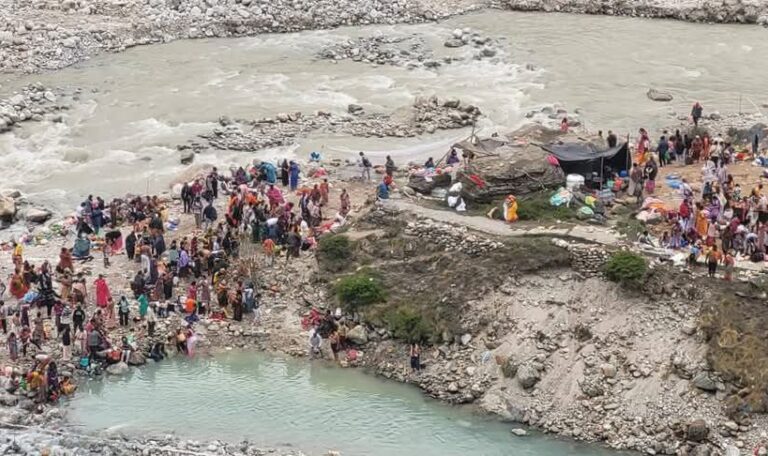 चमोली जिले की सीमा पर स्थित गांव माणा के केशव प्रयाग में 12 वर्षों बाद विधि विधान के साथ पुष्कर कुंभ का आयोजन शुरु-Newsnetra 6 fb img 17473198454504262920711115915123