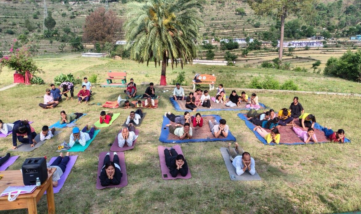 हरित योग से आत्मबल की ओर: डुण्डा ब्लॉक में आयुष मंत्रालय द्वारा एक दिवसीय योग शिविर का आयोजन-Newsnetra 8 img 20250503 wa0002127887904464100082