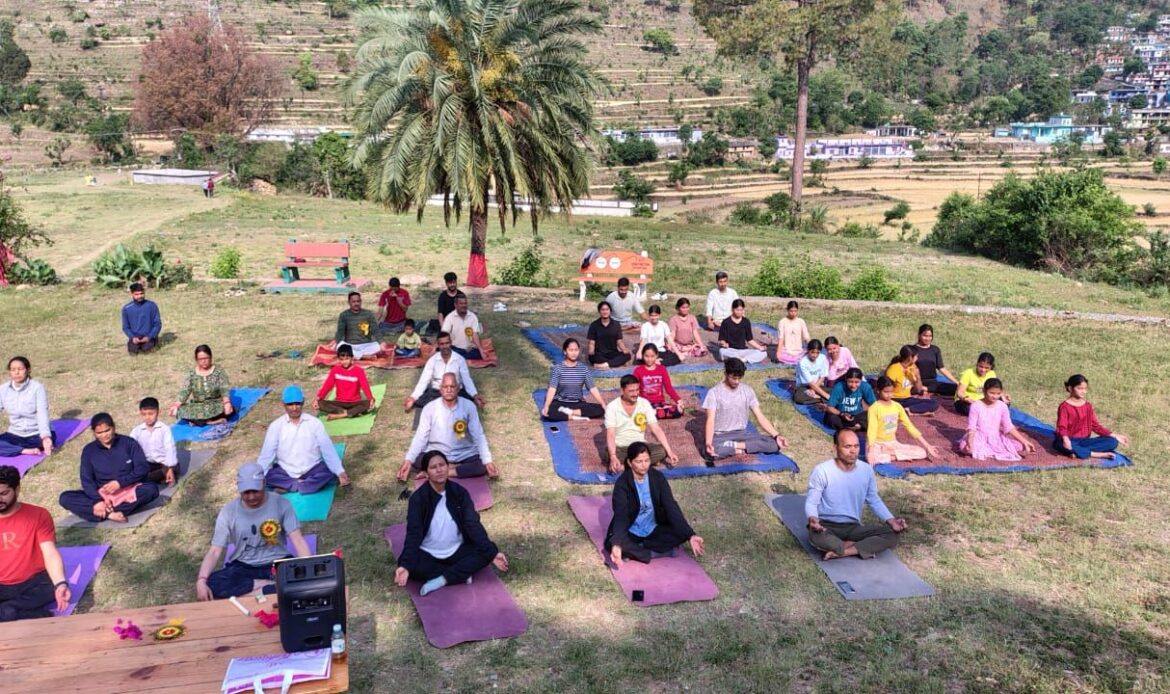 हरित योग से आत्मबल की ओर: डुण्डा ब्लॉक में आयुष मंत्रालय द्वारा एक दिवसीय योग शिविर का आयोजन-Newsnetra 6 img 20250503 wa00047073699317117192541