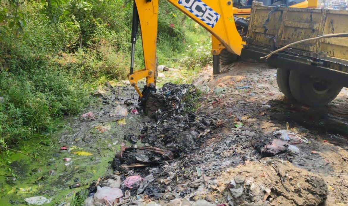 मानसून से पहले युद्धस्तर पर नालों की सफाई: नगर निगम ऋषिकेश का जलभराव व डेंगू रोकथाम अभियान-Newsnetra 5 img 20250503 wa00218743110342832973963