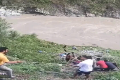 रुद्रप्रयाग: बद्रीनाथ जा रहा वाहन अलकनंदा में गिरा, एक की मौत, रेस्क्यू जारी-Newsnetra 20 1200 675 24458302 thumbnail 16x9