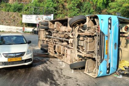 मसूरी जा रहे दिल्ली के सैलानियों की मिनी बस हादसे का शिकार – ट्रैक्टर ट्रॉली से भीषण टक्कर में 12 घायल-Newsnetra 6 18 04 2025 accident mussoorie 23920924