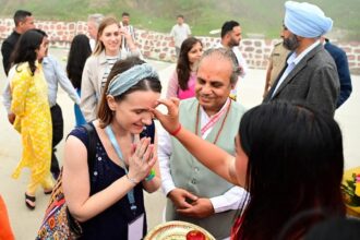 अंतर्राष्ट्रीय मंच पर गैरसैंण की गूंज: 8 देशों के राजदूत पहुंचे योग दिवस समारोह में-Newsnetra 4 FB IMG 1750425584708