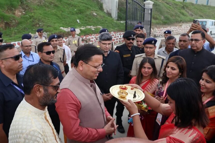 योग दिवस कार्यक्रम हेतु भराड़ीसैंण पहुंचे मुख्यमंत्री धामी, छोलिया नृत्य और गॉर्ड ऑफ ऑनर से हुआ स्वागत-Newsnetra 3 FB IMG 1750427097465