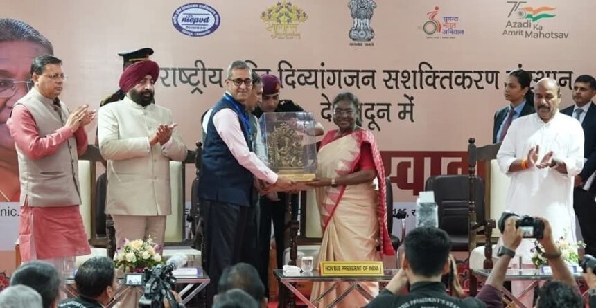 राष्ट्रपति मुर्मू ने दृष्टि दिव्यांग बच्चों संग मनाया जन्मदिन, भावुक कर गई गीतों की प्रस्तुति-Newsnetra 3 FB IMG 1750436083449