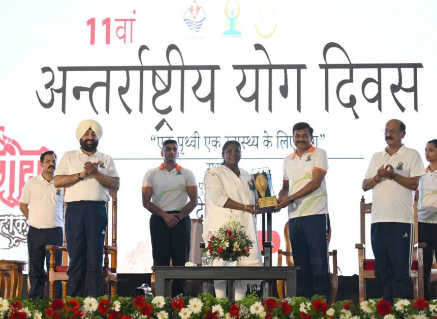 देहरादून से वैश्विक संवाद: राष्ट्रपति ने किया 11वें अंतर्राष्ट्रीय योग दिवस का शुभारंभ-Newsnetra 3 FB IMG 1750506077427
