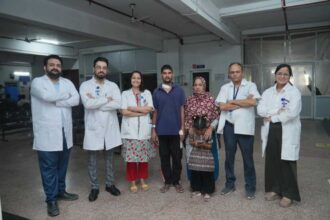 श्री महंत इन्दिरेश अस्पताल में डाॅक्टरों की मेहनत सेे मरीज़ ने मौत को दी मात, गर्दन में छड़ घुसने से गम्भीर घायल मरीज़ की डाॅक्टरों ने बचाई जान-Newsnetra 8 IMG 20250601 WA0101