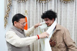 मुख्यमंत्री धामी ने माउंट एवरेस्ट को विजय करने वाले युवा पर्वतारोही  रोहित भट्ट को सम्मानित किया-Newsnetra 4 IMG 20250605 WA0064