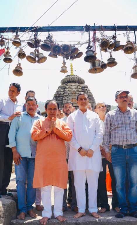 पर्यटन सर्किट से जोड़ा जायेगा पैठाणी का राहु मंदिरः डॉ. धन सिंह रावत, पौड़ी सांसद अनिल बलूनी के साथ किये राहु मंदिर के दर्शन-Newsnetra 3 IMG 20250606 WA0073