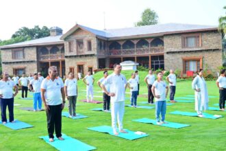 मुख्यमंत्री आवास में योगाभ्यास: सीएम धामी ने किया नियमित योग का आह्वान-Newsnetra 10 IMG 20250619 WA0014