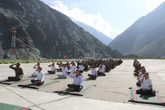 अंतर्राष्ट्रीय योग दिवस पर भारत-चीन सीमा से सटे नेलांग और जादूंग गांवों में जवानों और ग्रामीणों ने साझा किया योग का उत्साह-Newsnetra 4 IMG 20250623 WA0002