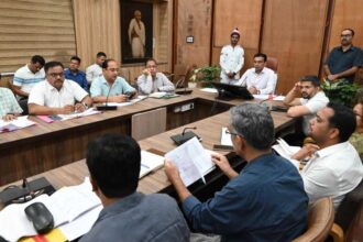 देहरादून में डीएम ने की स्वास्थ्य विभाग की समीक्षा, जनमन के सरकारी चिकित्सालय को सुविधायुक्त बनाने के दिए निर्देश-Newsnetra 6 IMG 20250624 WA0083