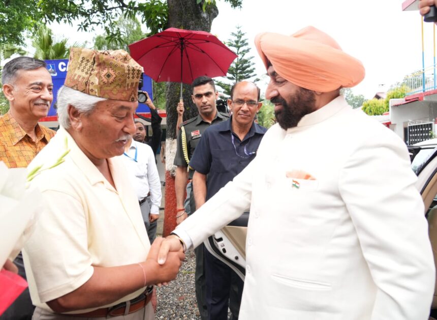 उत्तराखंड के माननीय राज्यपाल द्वारा लेफ्टिनेंट जनरल शक्ति गुरंग की आत्मकथा ‘ब्रेकिंग द ग्लास सीलिंग’ का विमोचन-Newsnetra 3 IMG 20250629 WA0002