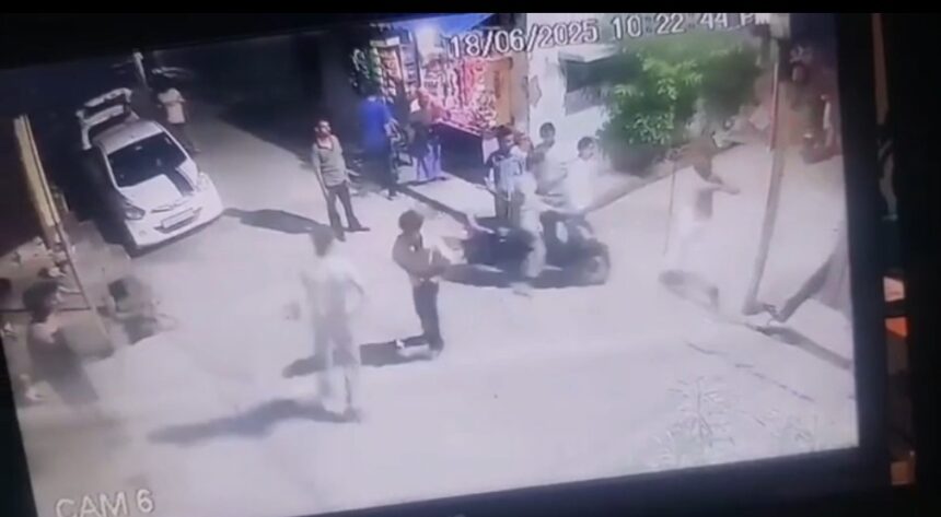 रुद्रपुर में विवाद सुलझाने गए पिता-पुत्र पर फायरिंग, बेटा घायल, वीडियो वायरल-Newsnetra 3 Screenshot 20250619 195002 WhatsApp