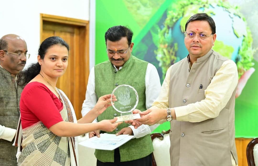 विश्व पर्यावरण दिवस पर मुख्यमंत्री ने किया पर्यावरण प्रहरी सम्मानित, दी 'हरित उत्तराखंड' की शपथ-Newsnetra 7 fb img 17491363337606443355179276154032