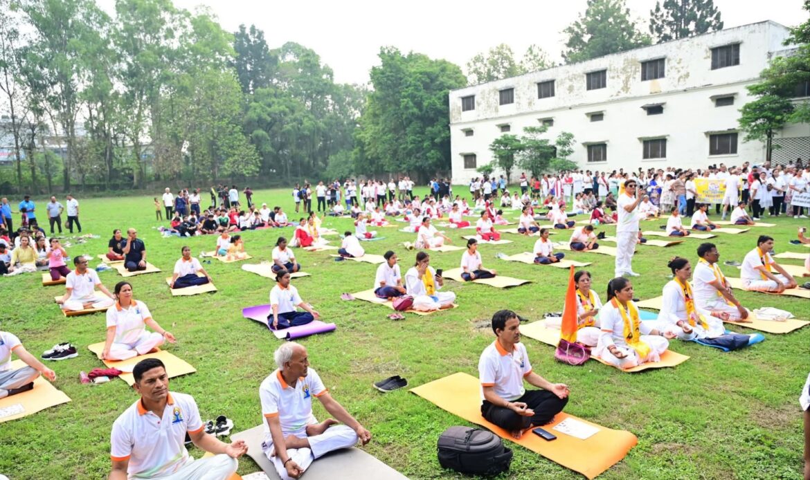 देहरादून में 11वें अंतर्राष्ट्रीय योग दिवस के उपलक्ष्य में आयोजित ‘रन फॉर योगा’ कार्यक्रम का फ्लैग ऑफ किया-Newsnetra 8 fb img 17499774999595435409890394326994