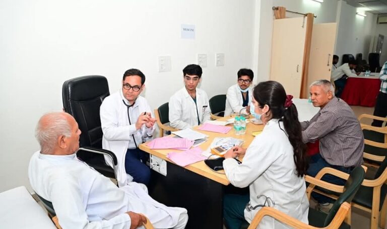देहरादून में पत्रकारों के लिए सजी 'स्वास्थ्य की पाठशाला', 350 से अधिक का हुआ परीक्षण-Newsnetra 8 fb img 17501749406554746115061157159356