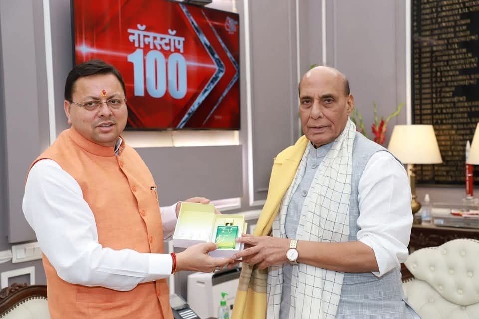 मुख्यमंत्री धामी ने आज को नई दिल्ली में केंद्रीय रक्षा मंत्री राजनाथ सिंह से भेंट कर राज्य से जुड़े महत्वपूर्ण विषयों पर चर्चा की-Newsnetra 4 fb img 17501751683382811883979713439596