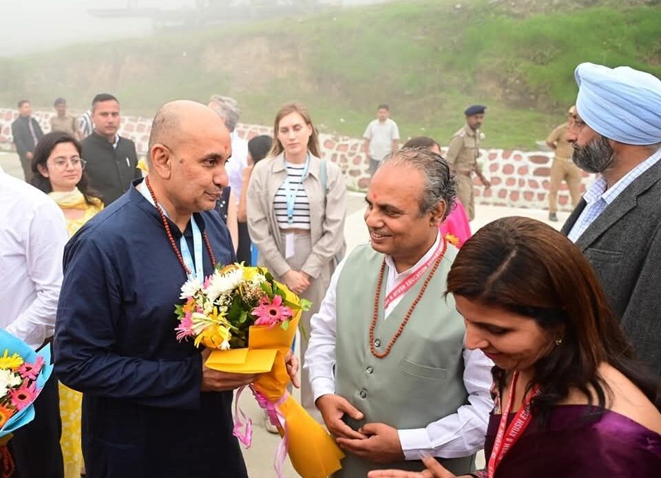 अंतर्राष्ट्रीय मंच पर गैरसैंण की गूंज: 8 देशों के राजदूत पहुंचे योग दिवस समारोह में-Newsnetra 6 fb img 17504255904152311818240141244530