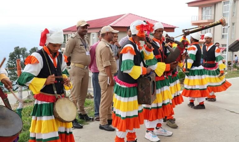 योग दिवस कार्यक्रम हेतु भराड़ीसैंण पहुंचे मुख्यमंत्री धामी, छोलिया नृत्य और गॉर्ड ऑफ ऑनर से हुआ स्वागत-Newsnetra 5 fb img 17504271023078155253508292053663