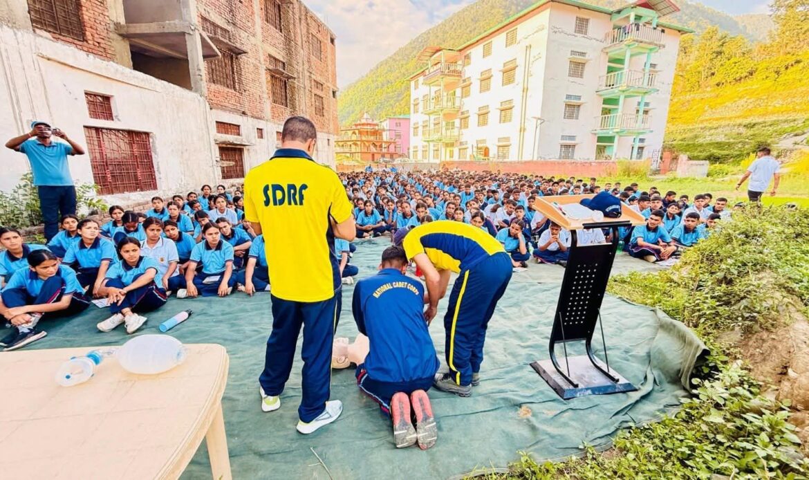 SDRF उत्तराखंड ने एनसीसी वार्षिक शिविर में दी आपदा प्रबंधन की ट्रेनिंग, CPR से लेकर ट्रायाज तक-Newsnetra 5 fb img 17504274266164977821692817278684