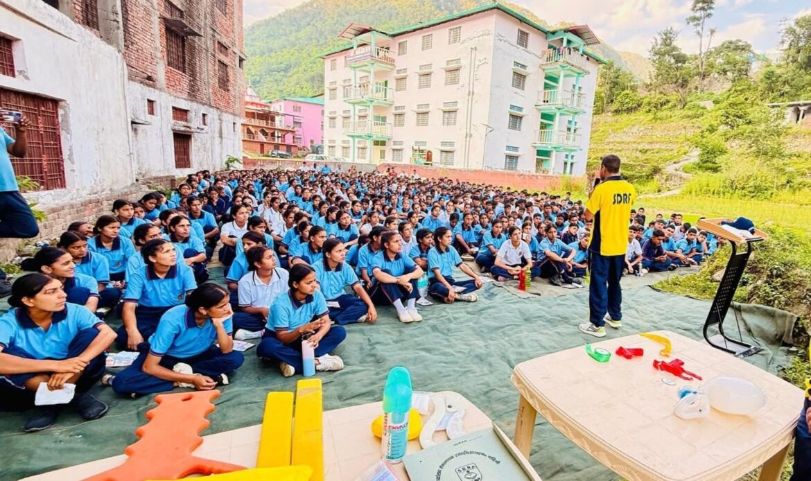 SDRF उत्तराखंड ने एनसीसी वार्षिक शिविर में दी आपदा प्रबंधन की ट्रेनिंग, CPR से लेकर ट्रायाज तक-Newsnetra 4 fb img 17504274284472392498289186420546